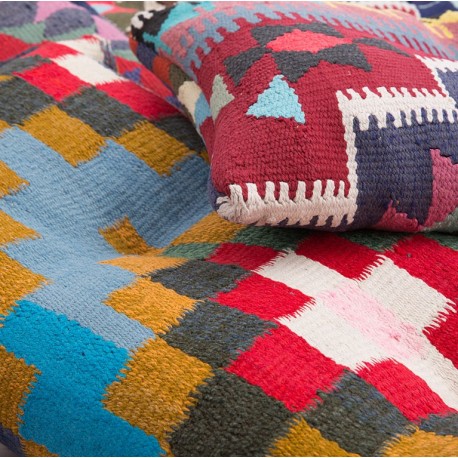 A modern twist – Kilim pillows